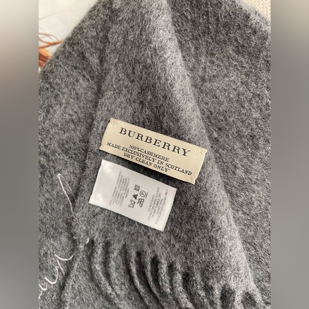 Burberry Solid Cursive Logo 100% Cashmere Scarf In Medium Gray Size 12”x 74” - Picture 3 of 9